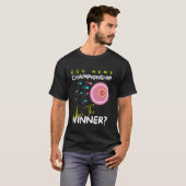 ジェンダーリビール・ユーモア エッグハントの勝者 Tシャツ (正面フル)