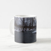 ジェームズリバーコーヒーマグに沿った雪 コーヒーマグカップ (正面左)