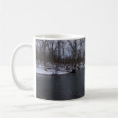 ジェームズリバーコーヒーマグに沿った雪 コーヒーマグカップ (左)