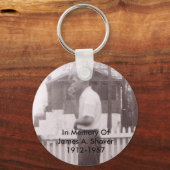 ジェームズ・A・シェーバーの記憶の中1912年～1967年 キーホルダー (正面)