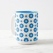 ジオメトエレガントリフローラの青と白のパターン ツートーンマグカップ (正面左)