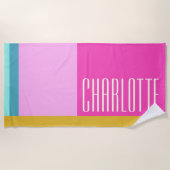 ジオメトモダンリアートブルーパーソナライズされたピンクイエロー ビーチタオル (正面)