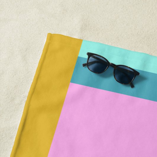 ジオメトモダンリアートブルーパーソナライズされたピンクイエロー ビーチタオル (インサイチュ)