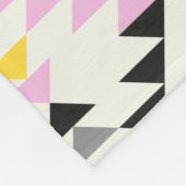 ジオメトモダンリタイル三角形パターンピンクブラック フリースブランケット (角)