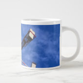 ジオメトリを空中に上げる ジャンボコーヒーマグカップ (右)