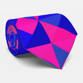 ジオメトリックな赤い青の三角形を結ぶ ネクタイ (ロール)