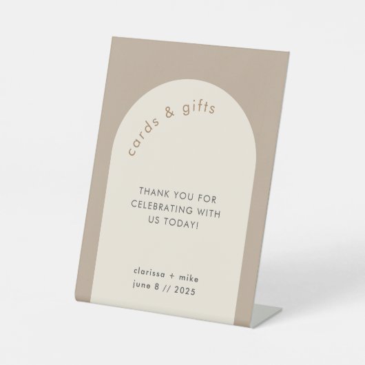 ジオメトリックサンドベージュアーチウェディングカードギフト 台座サイン (正面)