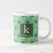 ジオメトリパターン上の明るいパイナップル|モノグラム ジャンボコーヒーマグカップ (右)