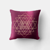 ジオメトリピーチピンクローズ金ゴールド三角形ラズベリー クッション (裏面)