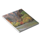 ジオン国立公園の峡谷への入口近くのヴァージン川沿いの紅葉 ノートパッド (アングル)