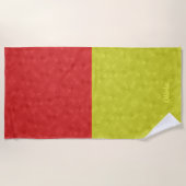 ジグおもしろいソーのピースのパターン半赤ハーフイエロー ビーチタオル (正面)