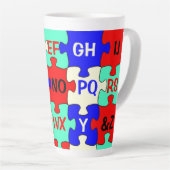 ジグカラフルソーパズルピース&アルファベット文字 カフェラテマグ (右アングル)