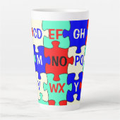 ジグカラフルソーパズルピース&アルファベット文字 カフェラテマグ (正面)