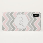 ジグザグ形のシェブロンのピンクおよび灰色のモノグラム Case-Mate iPhoneケース (裏面(横))