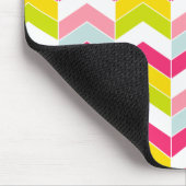 ジグザグ形のシェブロンカラフルなピンクのパターン マウスパッド (コーナー)