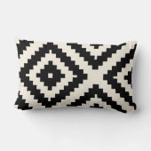 ジグザグ形幾何学的なパターン黒およびクリーム ランバークッション (裏面)