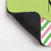 ジグザグ、シェブロン、ストライプ、ピンク、緑、モノグラム マウスパッド (コーナー)