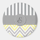 ジグザグ、シェブロン、ストライプ、黄、グレー、モノグラム マグネット (正面)