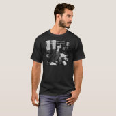 ジグムント・フロイトの執務室と面白い猫の引用 Tシャツ (正面フル)