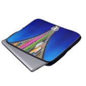 ジッパーグラフィック付きデニムノートブックバッグ ラップトップスリーブ (正面下部)