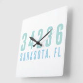 ジップパーソナライズされたコード、シティ、州コースタルブルース スクエア壁時計 (傾斜)