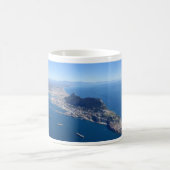 ジブラルタルの航空写真 コーヒーマグカップ (中央)