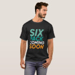 ジムおもしろいフィットネストレーニング6パック来ズ近日 Tシャツ<br><div class="desc">6パックAbs来の近く。そしおもしろいてユーモアのある、ジムに行く人のための走デザイン、トレッドミルで、トレーニングとエクササイズ。このフィットネスジムのモチベーション素晴らし商品は、体育館でスクワット、体重を引き上げ、建物筋肉を行う際に衣服する。ボディビルダー、ジムトレーナー、フィットネスインストラクターに最適。ユーモア素晴らし、ジョーク、パン楽しむと皮肉を言う人のためのクリスマスプレゼントと誕生日プレゼント。背景色はカスタマイズ好みの色にできる。</div>