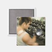 ジムでダンベルを持ち上げる男、高角度ビュー、 マグネット (正面/裏面)