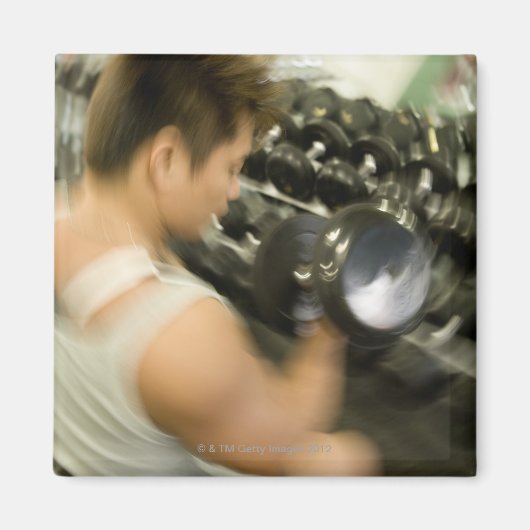 ジムでダンベルを持ち上げる男、高角度ビュー、 マグネット (正面)