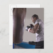 ジムでパンチバッグを使うボクサー ポストカード (正面/裏面)