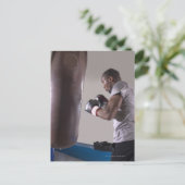 ジムでパンチバッグを使うボクサー ポストカード (スタンド正面)