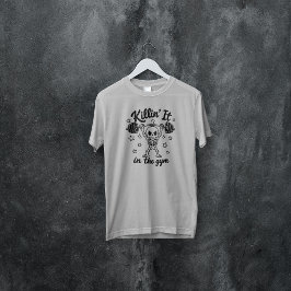 ジムで大暴れするスケルトンのフィットネスデザイン Tシャツ