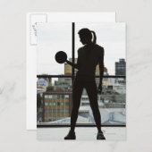 ジムで重りを持ち上げる女性のシルエット ポストカード (正面/裏面)