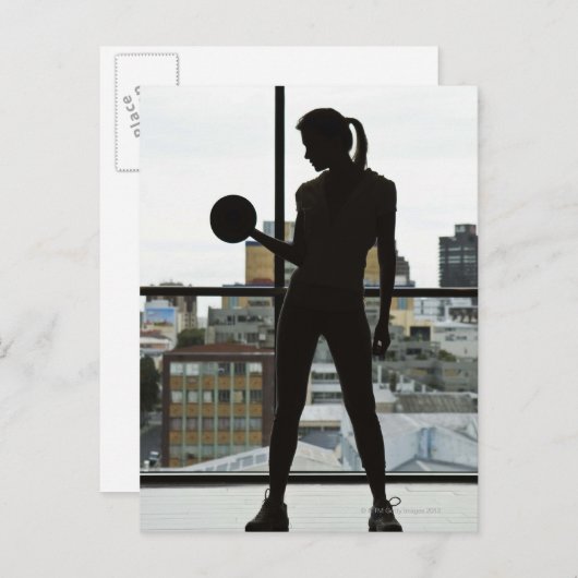 ジムで重りを持ち上げる女性のシルエット ポストカード (正面/裏面)