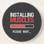 ジムトレーニングフィットネス体ビルダーMuscleのインストール コースター<br><div class="desc">マッスルのインストールグランジおもしろい動揺してと走、ジムに行く人のためのデザインは、トレッドミル、トレーニングとエクササイズで。このフィットネスジムのモチベーション素晴らし商品は、スクワットを行う時に衣服に重量を持ち上げ、建物筋肉。ボディビルダー、ジムトレーナー、フィットネスインストラクターに最適。ユーモア素晴らし、ジョーク、パン楽しむと皮肉を言う人のためのクリスマスプレゼントと誕生日プレゼント。背景色はカスタマイズ好みの色にできる。</div>