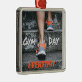 ジム日毎日トレーニングモチベーション階段オレンジ メタルオーナメント (右)