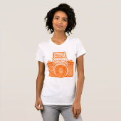 ジャイアントイーストドイツカメラ – オレンジ Tシャツ (正面フル)