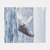 ジャイアントクジラが海から飛び出す  フリースブランケット (正面(横))