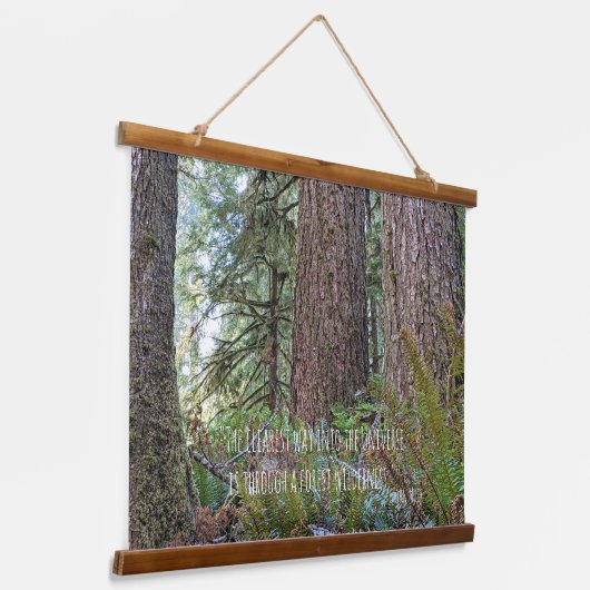 ジャイアントコニファーフォレストとジョンミュア自然引用文 吊り下げ型タペストリー (傾斜あり)