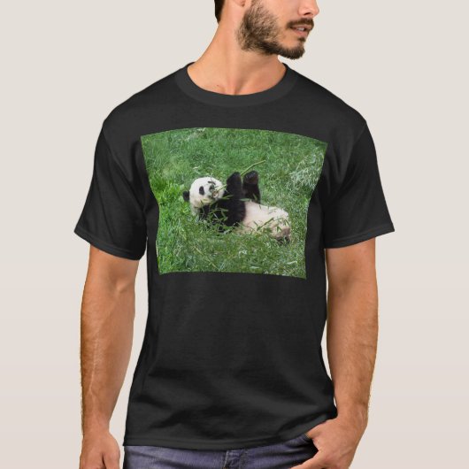 ジャイアントパンダのLounging食べ物のタケ Tシャツ (正面)