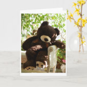 ジャイアントブラウンのテディベアが楽園でレジャーに カード (黄色い花)