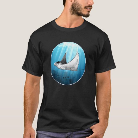 ジャイアントマンタ生まれレイでポリネシアスタイルを飛ぶ Tシャツ (正面)