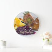 ジャガイモと赤キャベツのキッチンとビーフルーラード ラージ壁時計 (ホーム)