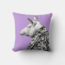 ジャガーの毛皮のコートを着た豚（すみれ）