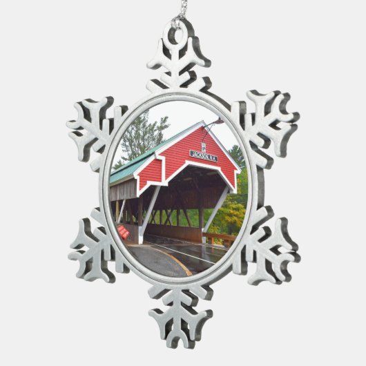 ジャクソンのNHの屋根付橋のクリスマスのオーナメント スノーフレークピューターオーナメント (右)