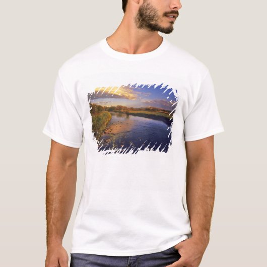 ジャクソン近くの最後の光でビッグホール川 Tシャツ (正面)