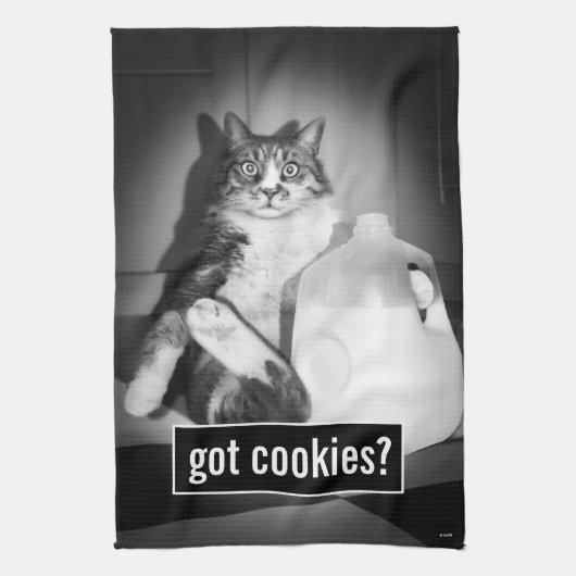 ジャグから牛乳を飲む猫 キッチンタオル (縦)