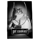 ジャグから牛乳を飲む猫 ミディアムペーパーバッグ (正面)