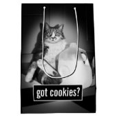 ジャグから牛乳を飲む猫 ミディアムペーパーバッグ (裏面)