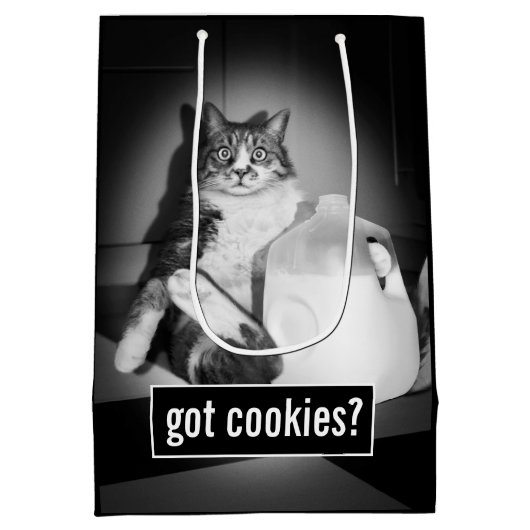 ジャグから牛乳を飲む猫 ミディアムペーパーバッグ (裏面)